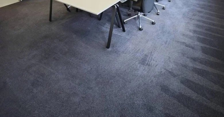 Gereinigter Teppichboden im Besprechungsraum