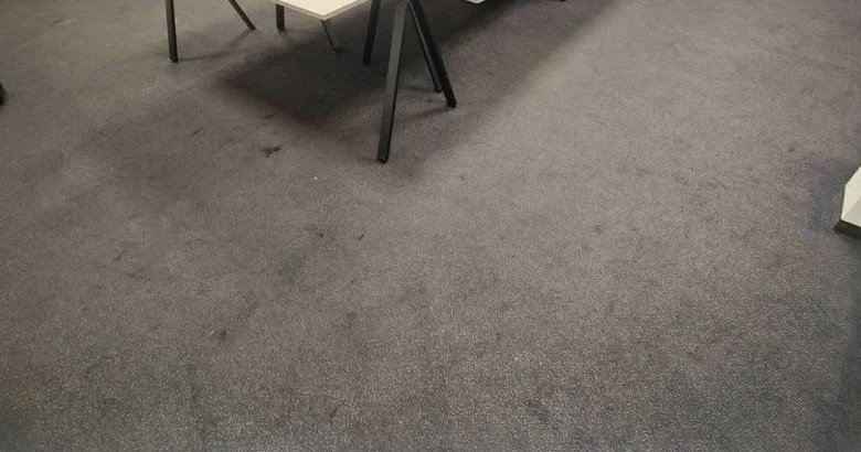 Teppichboden im Besprechungsraum vor der Reinigung