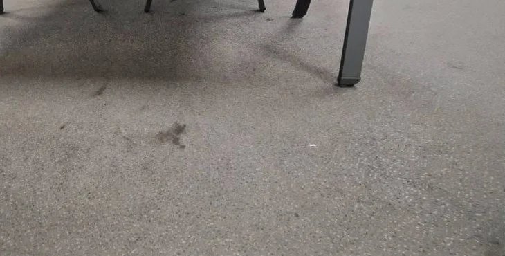 Teppichboden mit Flecken vor der Reinigung